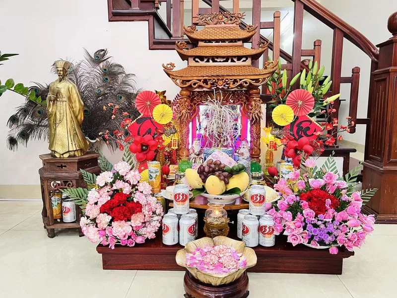 Bàn thờ Thần Tài được đặt dựa vào tường.