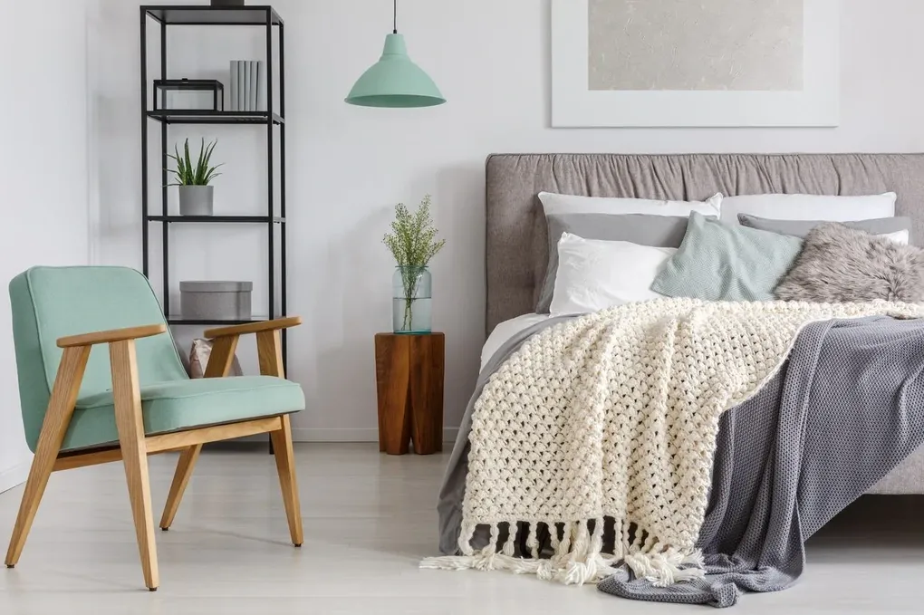 Phòng ngủ được bố trí hài hòa theo phong thủy, mang lại giấc ngủ ngon