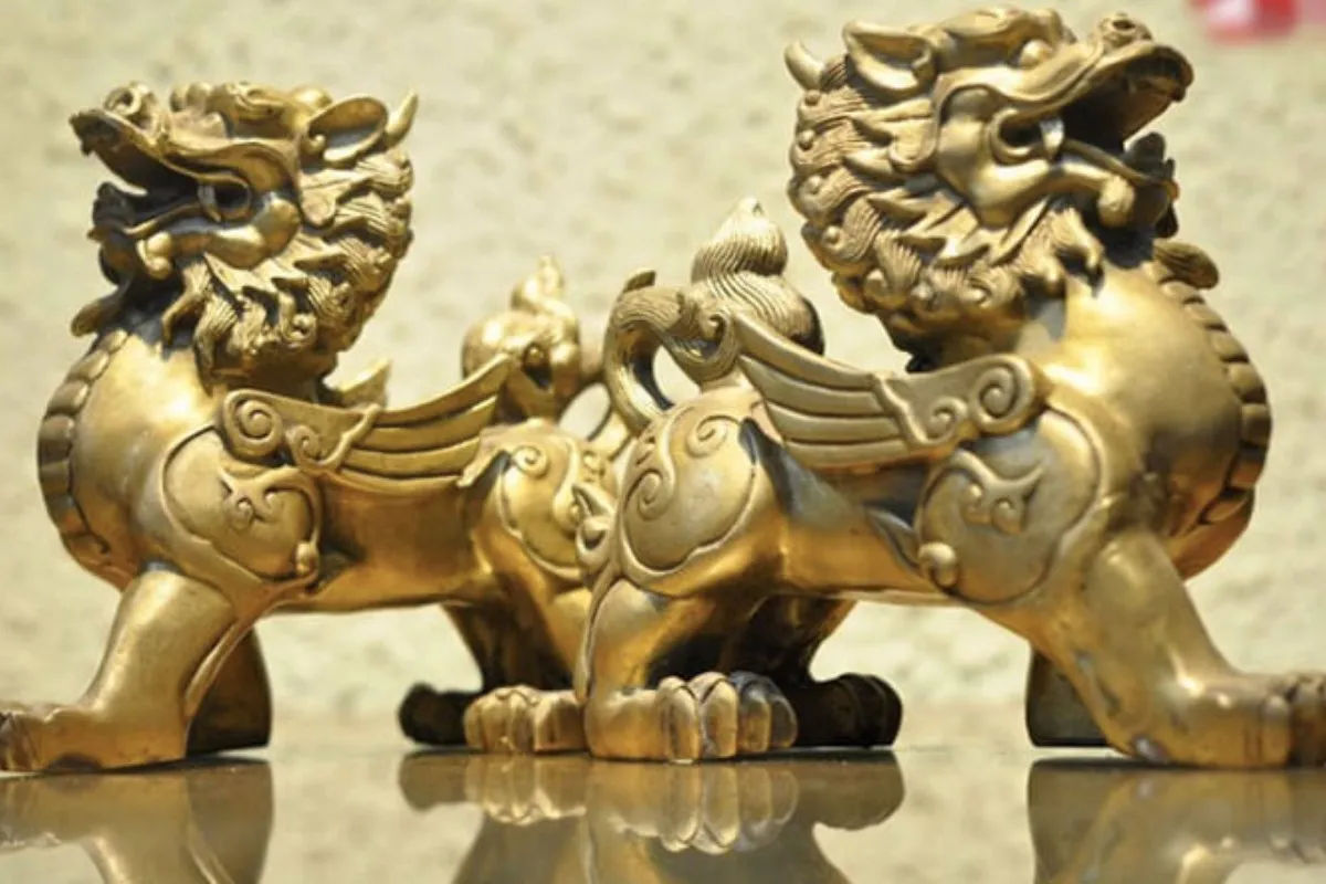 Tượng Tỳ Hưu đặt trên bàn thờ Thần Tài, linh vật phong thủy hút tài lộc và trừ tà.