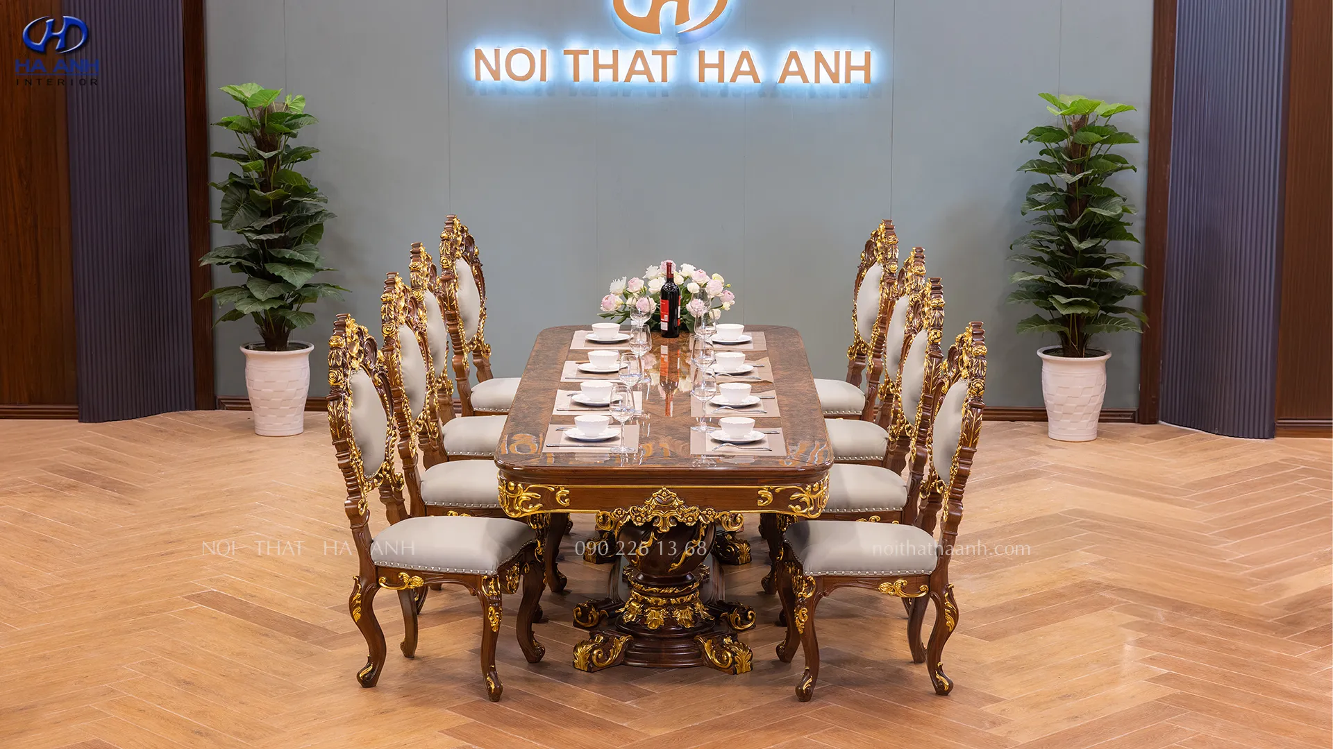 Bộ bàn ăn tân cổ điển với ghế bọc da và chân ghế uốn cong tinh xảo
