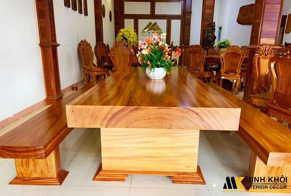Cận cảnh vẻ đẹp và độ bền chắc của bàn ghế gỗ nguyên khối