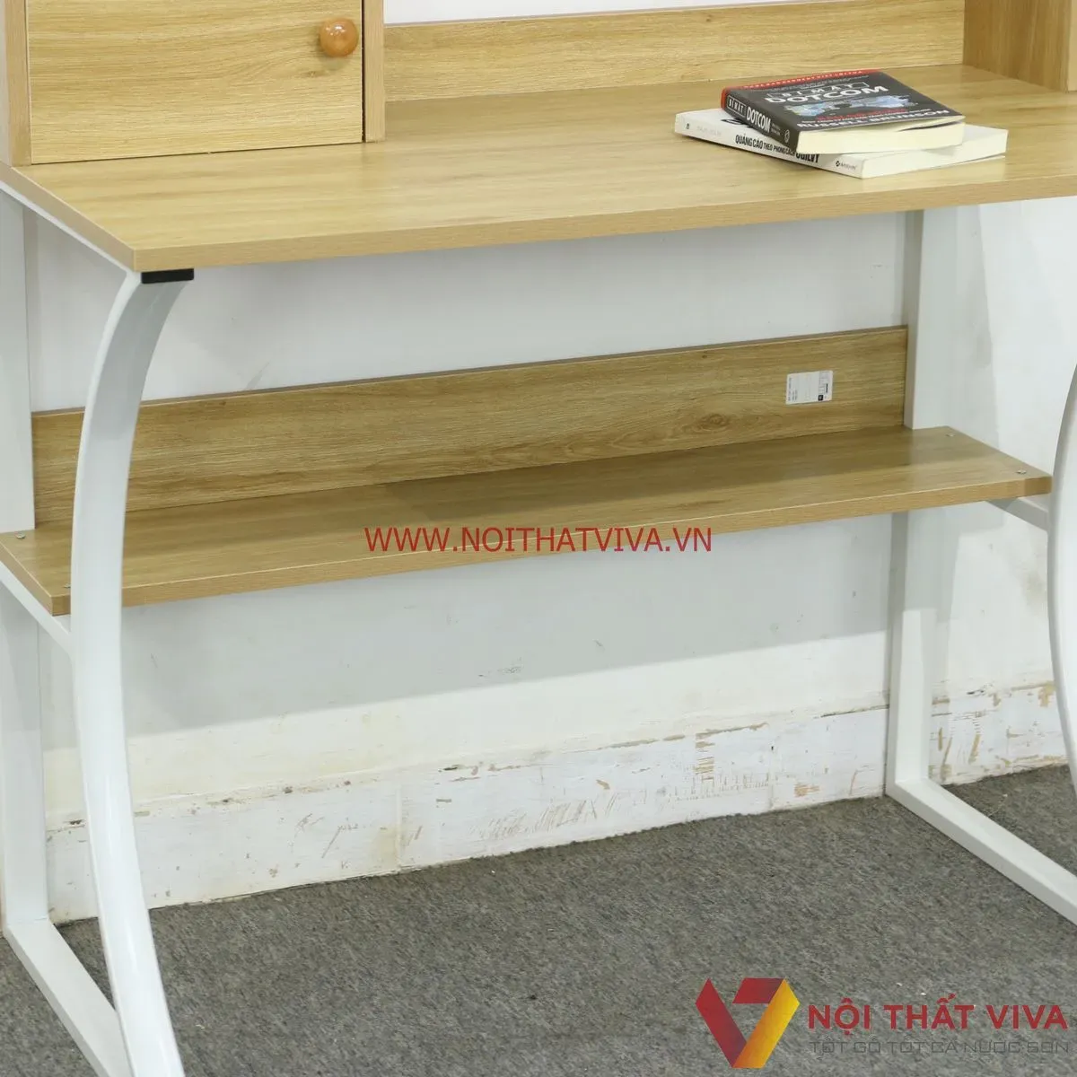 Bàn học gỗ công nghiệp với màu sắc tươi sáng, thu hút trẻ