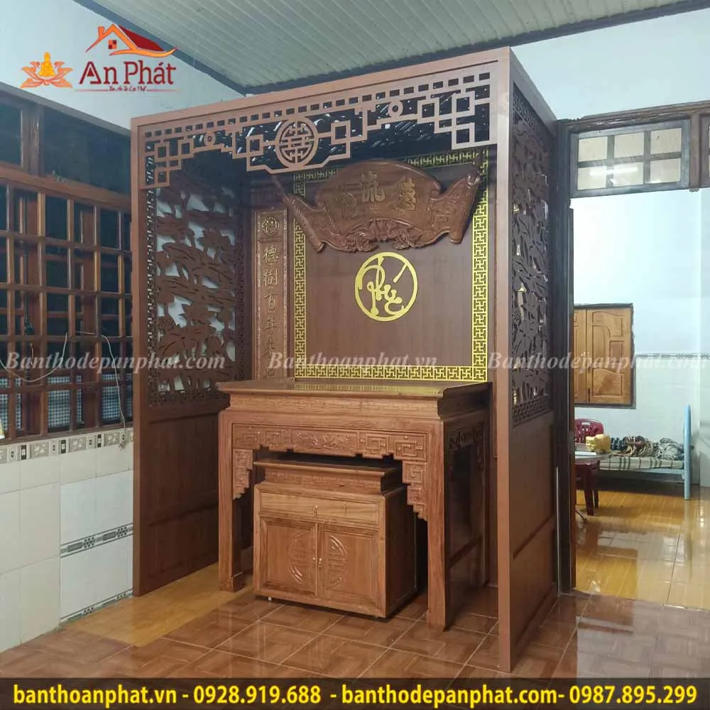 Mẫu bàn thờ đứng hiện đại kết hợp tủ và vách ngăn