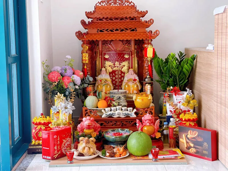 Bàn thờ Ông Địa Thần Tài truyền thống trong không gian gia đình