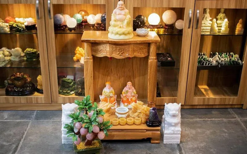Quy trình tỉa chân nhang bàn thờ Thần Tài đúng cách vào dịp cuối năm