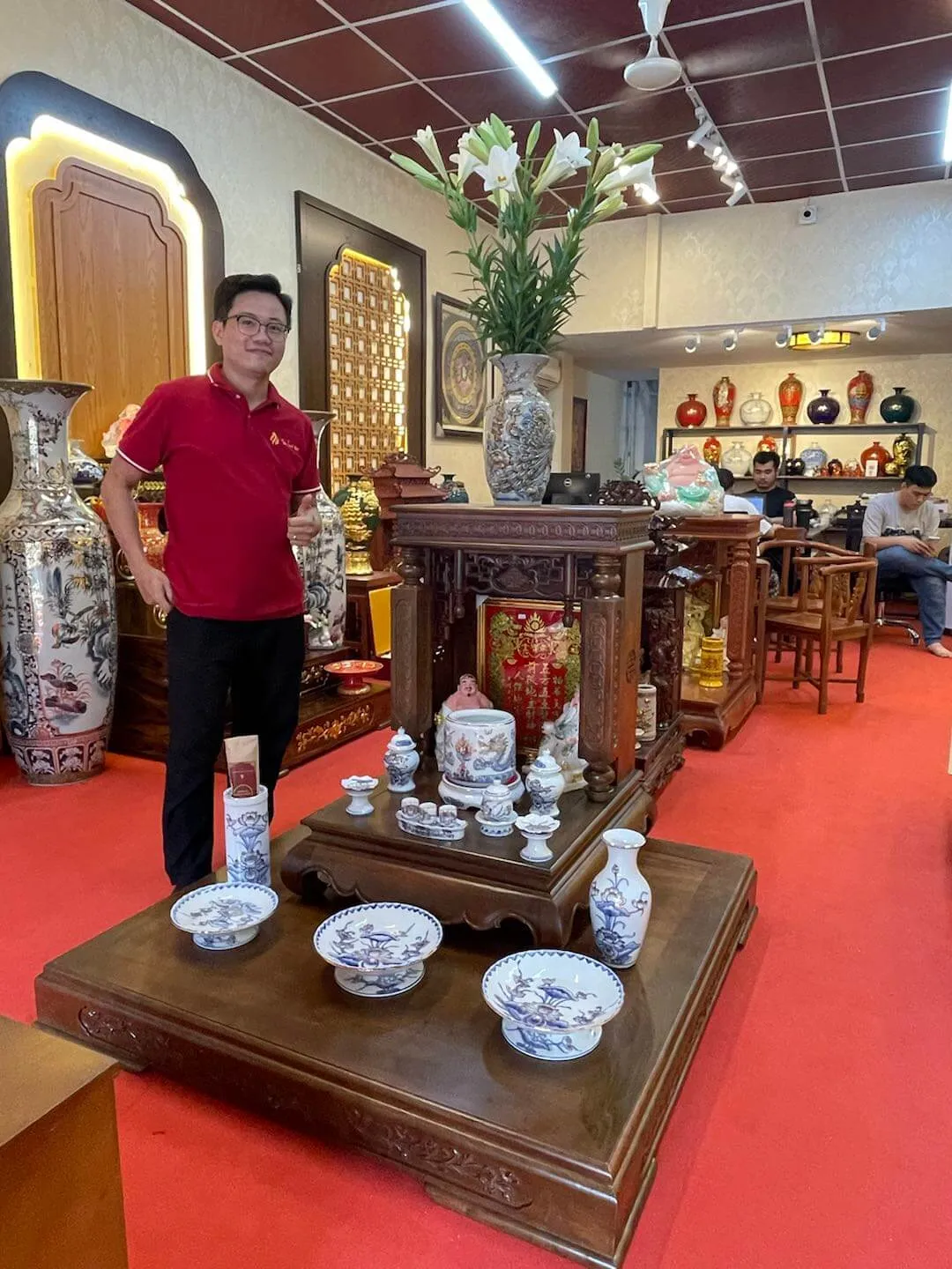 Mẫu bàn thờ Thần Tài bằng gỗ sồi màu óc chó