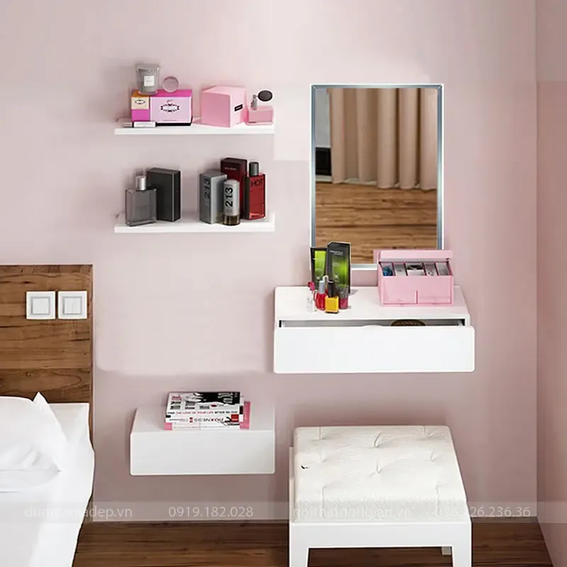 Kệ gỗ treo tường nhỏ dùng thay bàn trang điểm trong phòng ngủ.