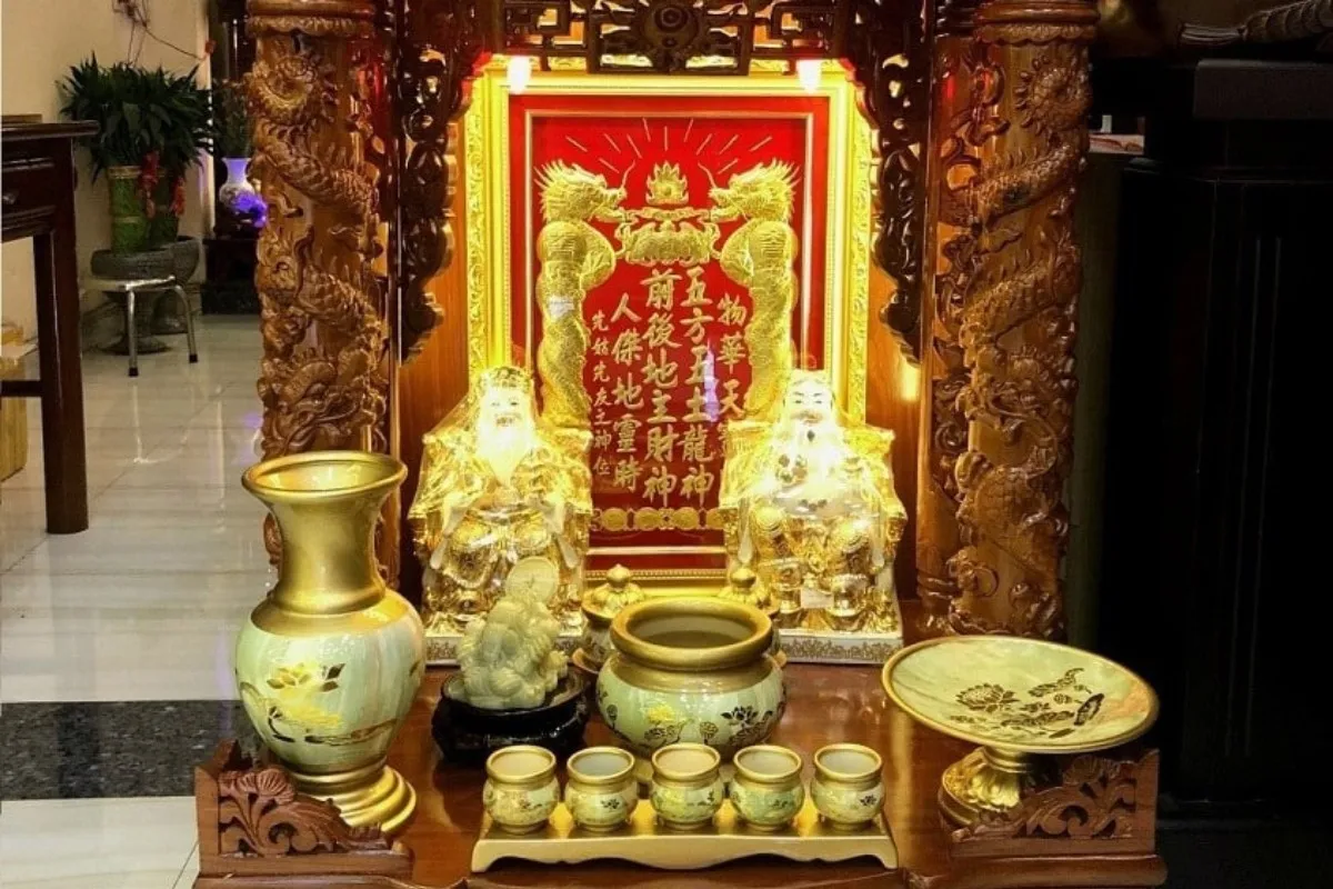 Bài vị Chiêu Tài Tiến Bảo được đặt ở trung tâm bàn thờ Thần Tài, biểu tượng cho sự tôn kính các vị thần.