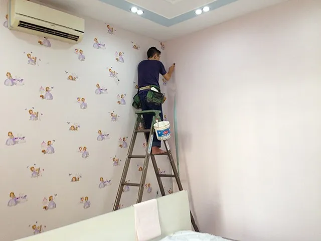 Thi công dán giấy dán tường không keo sẵn bằng dụng cụ chuyên dụng