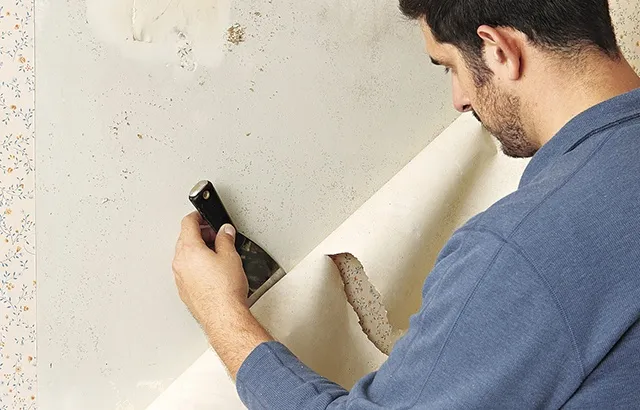 Vệ sinh và làm phẳng bề mặt tường trước khi dán giấy dán tường