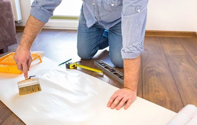 Quét lớp keo chuyên dụng lên mặt sau của tấm giấy dán tường