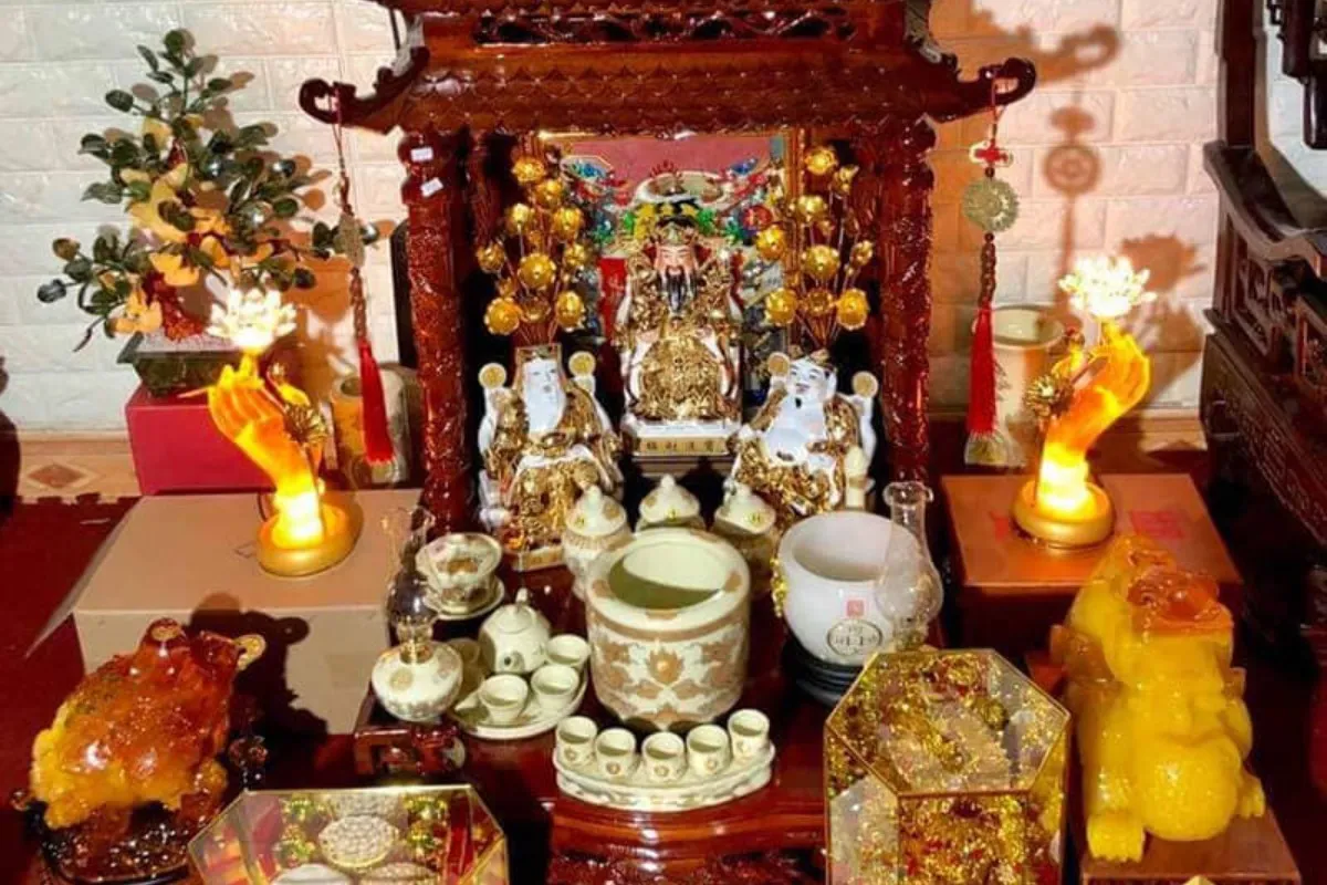 Bát hương đặt ở trung tâm bàn thờ Thần Tài Thổ Địa, nơi kết nối tâm linh với các vị thần.