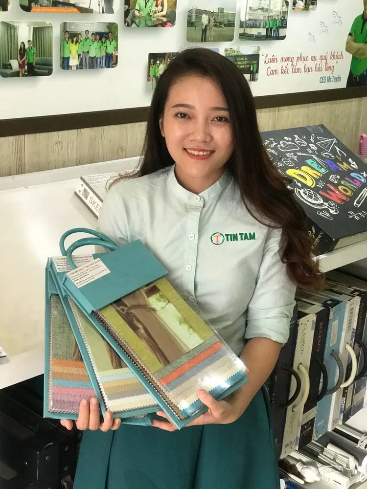 Chọn mẫu giấy dán tường từ cuốn catalogue tại nhà khách hàng ở Nha Trang