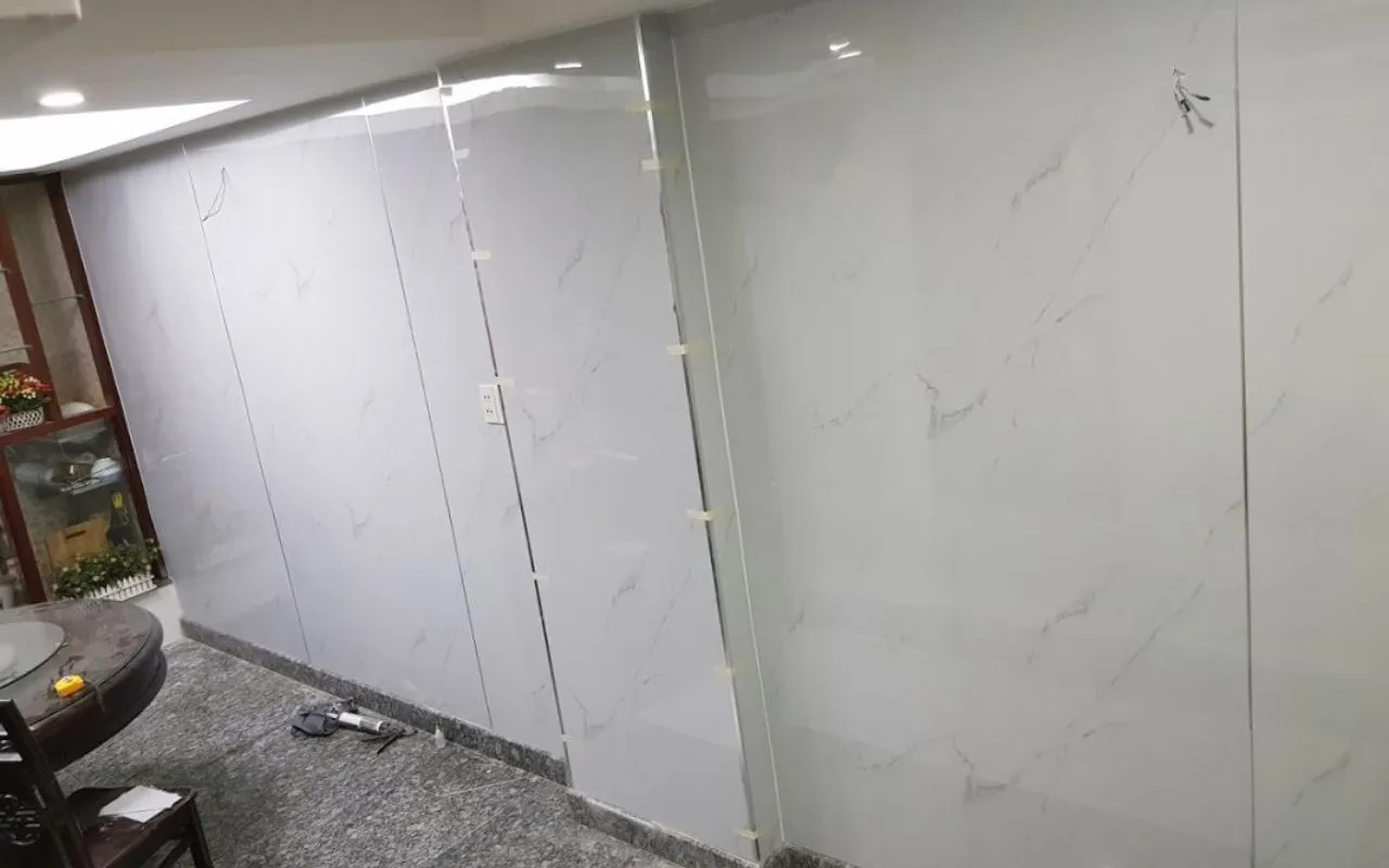 Chuẩn bị bề mặt tường trước khi thi công tấm ốp