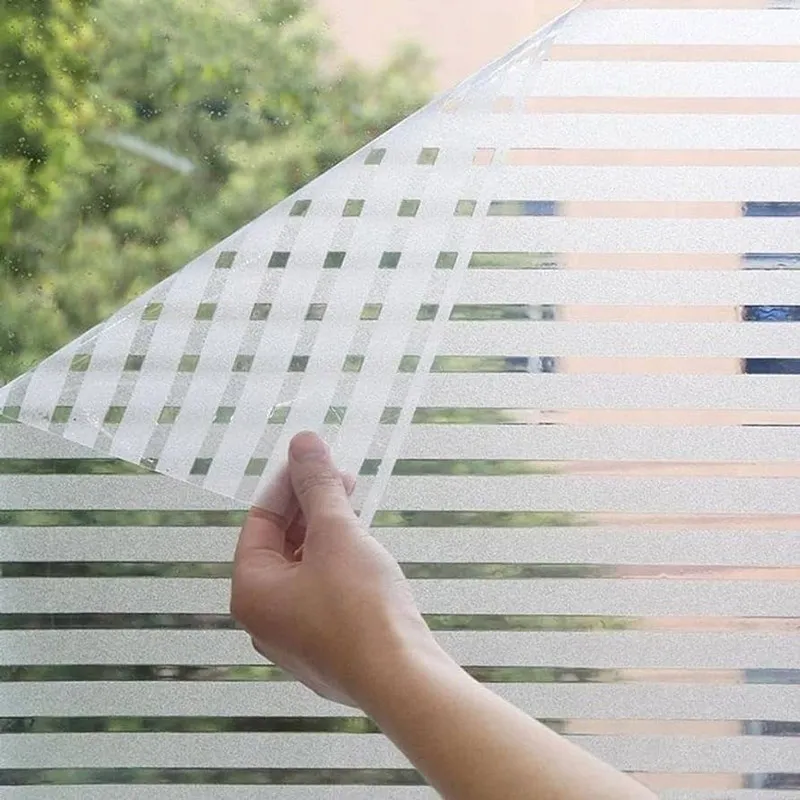 Nhẹ nhàng bóc lớp giấy nền và dán decal lên kính đã xịt nước