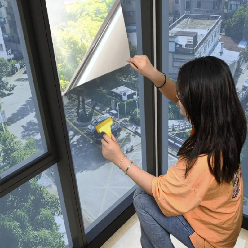 Dùng gạt kính đẩy sạch bọt khí và nước từ tâm ra mép decal