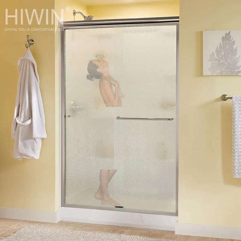 Đo đạc kích thước kính và cắt giấy dán decal cẩn thận