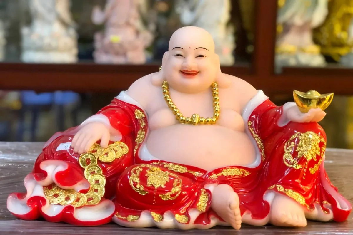Tượng Phật Di Lặc đặt trên cao bàn thờ Thần Tài, ngụ ý giám sát và bảo vệ sự bình an.