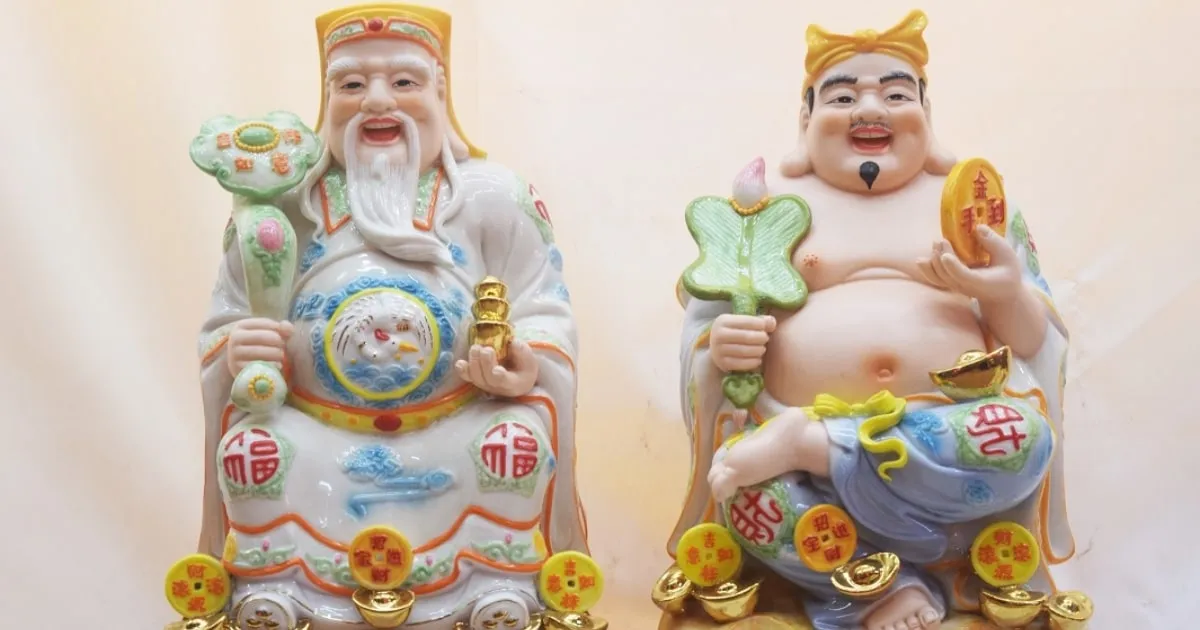 Tượng ông thần tài - Nên đặt bên trái hay bên phải bàn thờ?