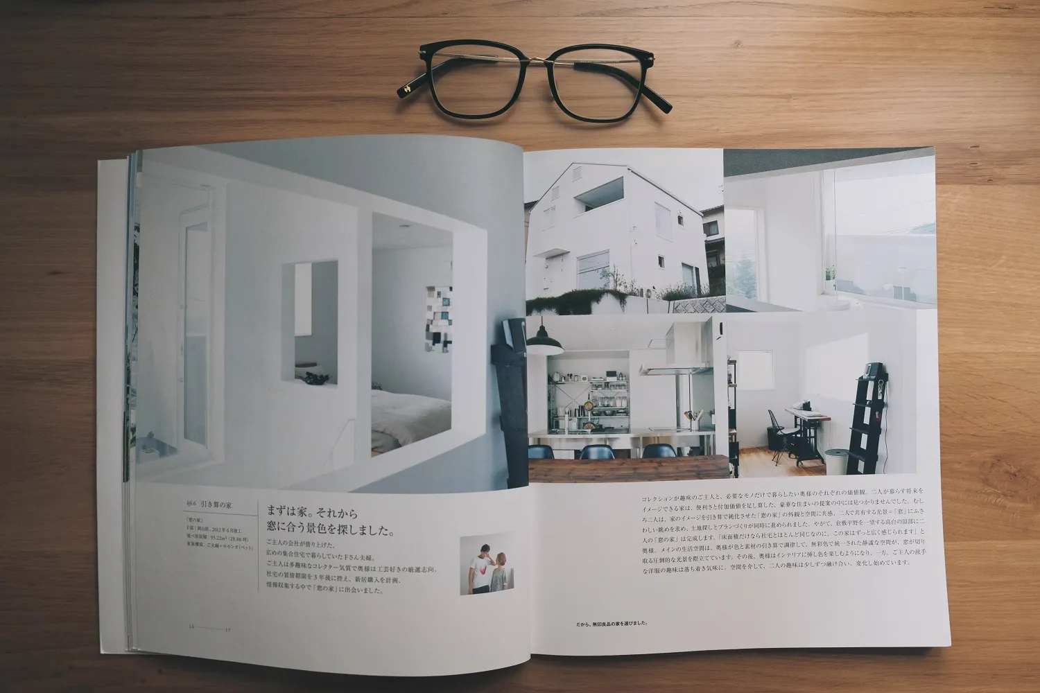 Hình ảnh bên trong cuốn sách kiến trúc Muji House trên tủ sách