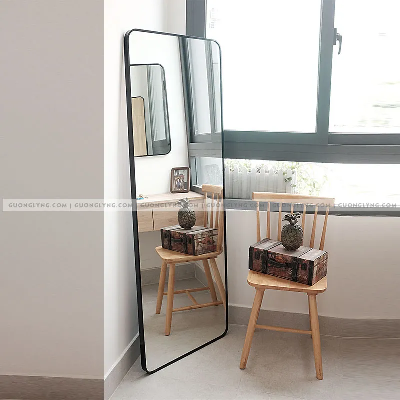Gương soi toàn thân khung đen đứng trong phòng ngủ