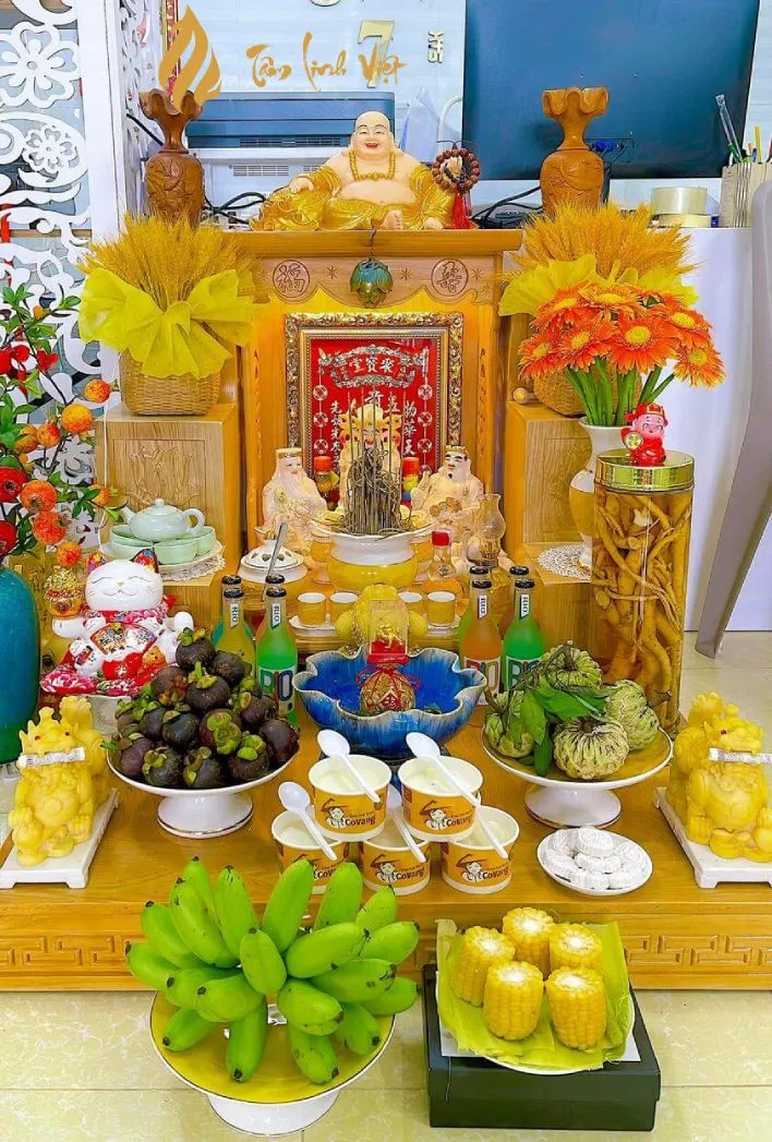 Bàn thờ Thần Tài với đầy đủ vật phẩm cúng