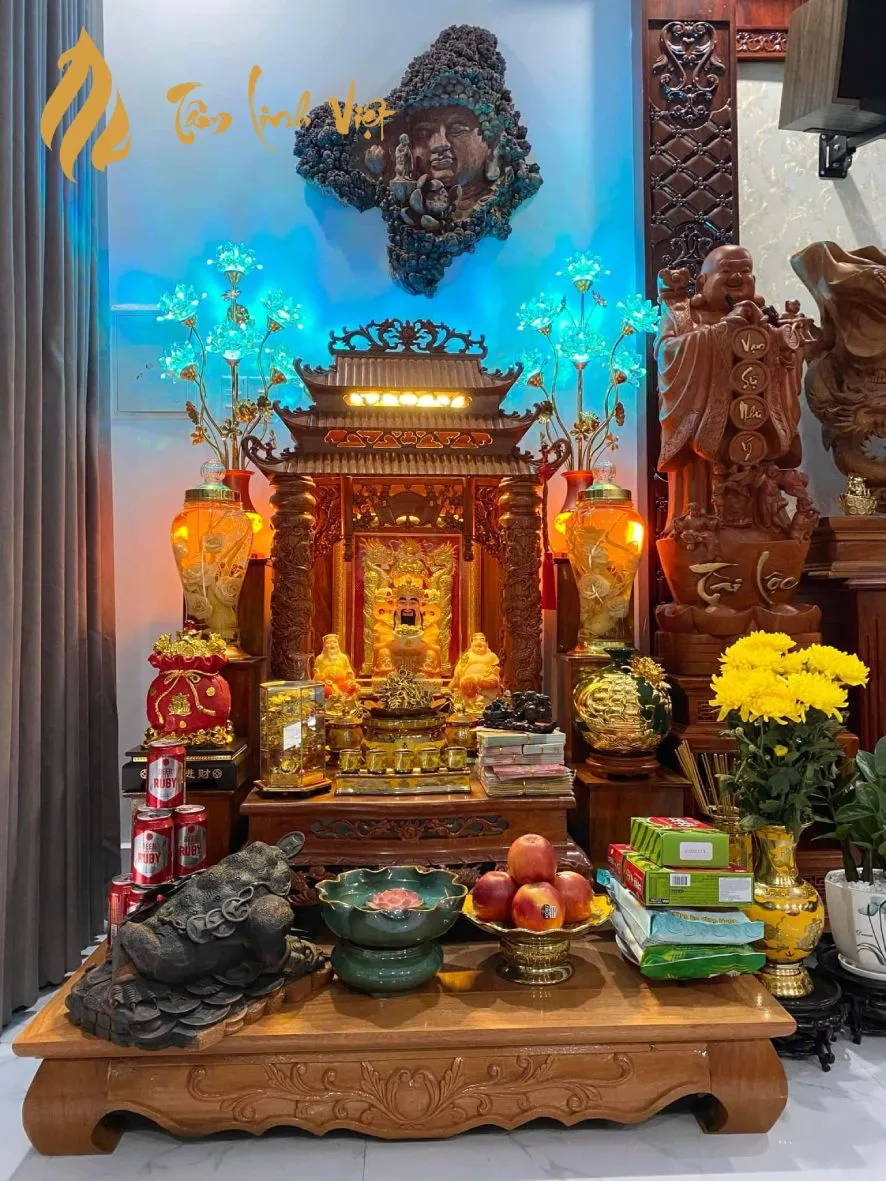 Góc nhìn thực tế bàn thờ Thần Tài tại cửa hàng