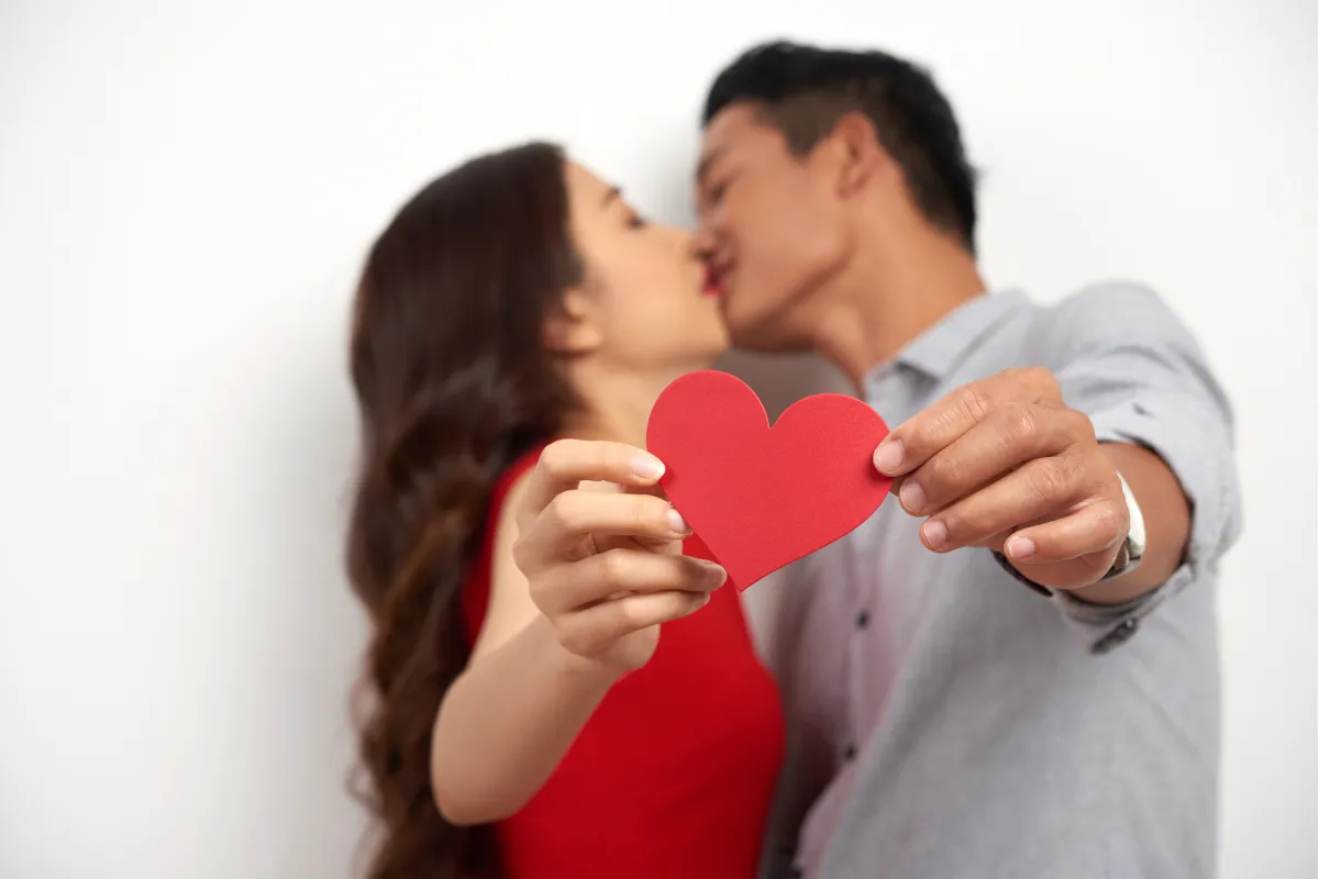 Cận cảnh một nụ hôn, thể hiện sự gần gũi và cảm xúc, liên quan đến phản ứng kích thích khi hôn nhau.
