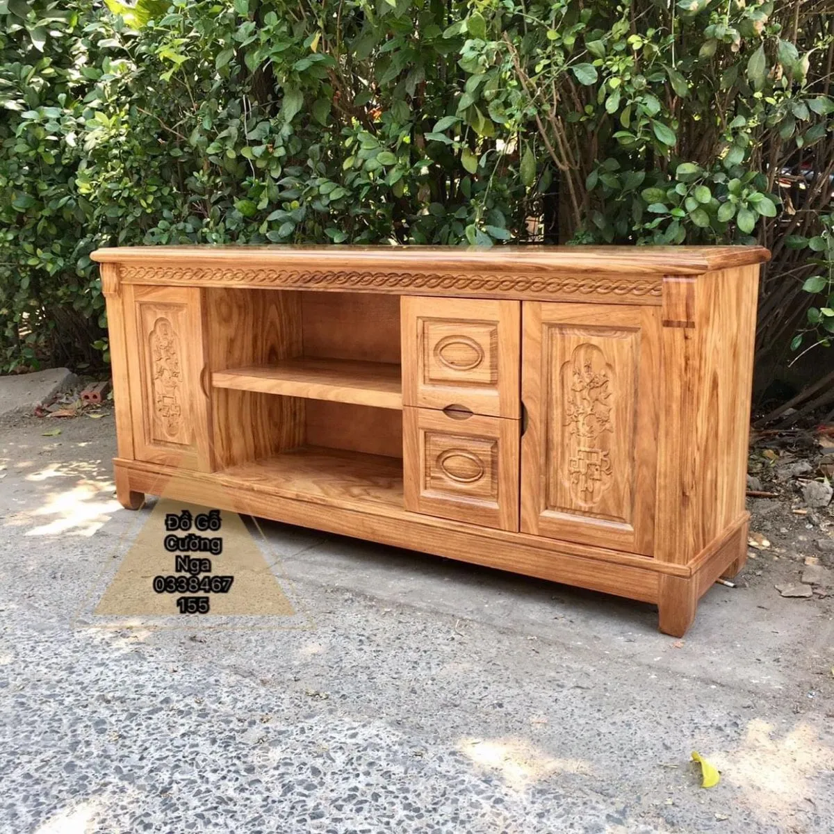 Kệ tivi gỗ hương với đường vân gỗ tự nhiên độc đáo