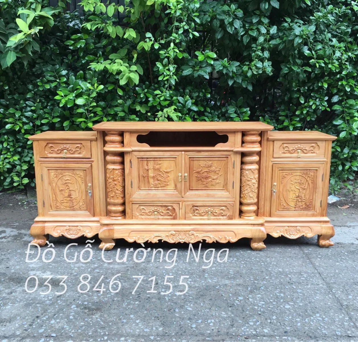 Kệ tivi gỗ gõ đỏ chạm khắc tinh xảo, cầu kỳ