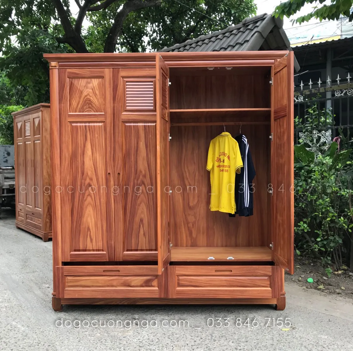 Bên trong tủ áo gỗ cẩm 4 cánh 2 buồng