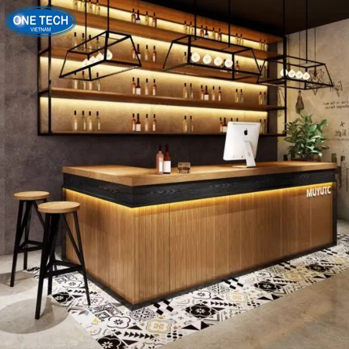 Mẫu kệ rượu treo tường quầy bar có đèn chiếu sáng
