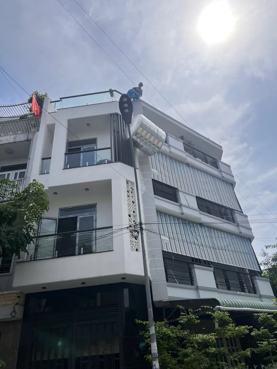 Đội ngũ giao hàng và lắp đặt bồn nước tận nơi