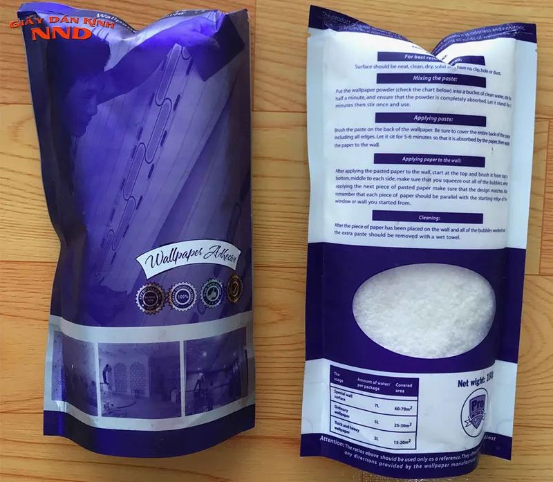 Bột keo dán giấy dán tường màu tím trong bát cùng gói đóng gói