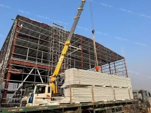 Các tấm panel tường cách nhiệt xếp chồng lên nhau