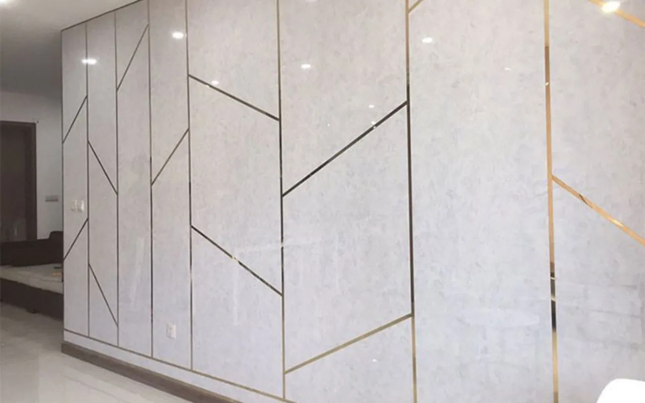 Lắp đặt tấm ốp nhựa vân đá lên tường