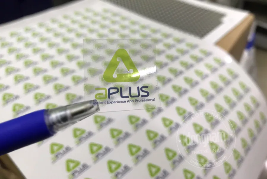 Mẫu decal trong in logo dán vật phẩm quảng cáo