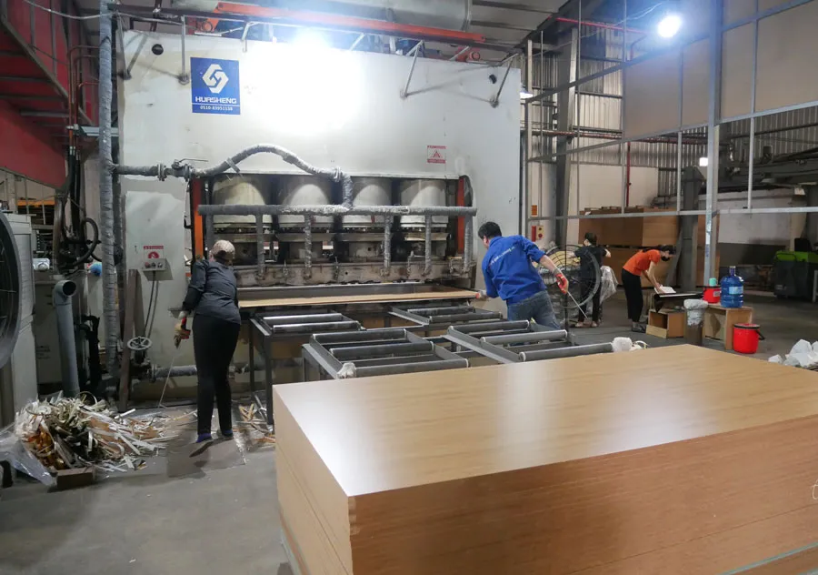 Hệ thống máy móc hiện đại tại nhà máy ép phủ ván MDF Melamine