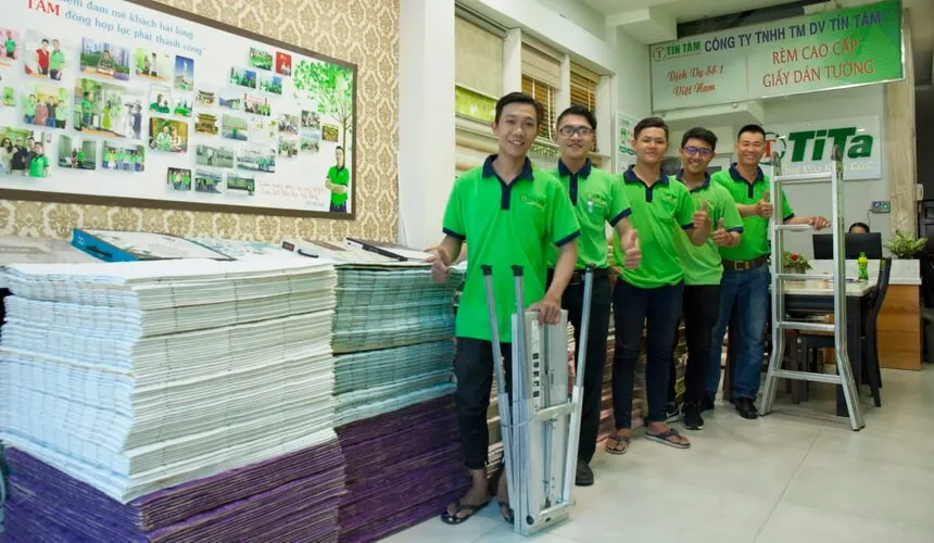 Đội ngũ thi công giấy dán tường chuyên nghiệp của Dream Home tại công trình Nha Trang