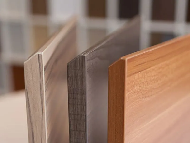 Các loại gỗ MDF phủ melamine: thường, chống ẩm (xanh), chống cháy (đỏ)