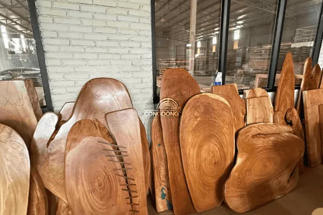 Phôi gỗ tự nhiên chuẩn bị cho làm bảng hiệu ngoài trời