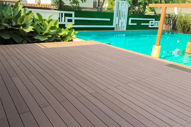 Thi công sàn nhựa giả gỗ composite cho hồ bơi