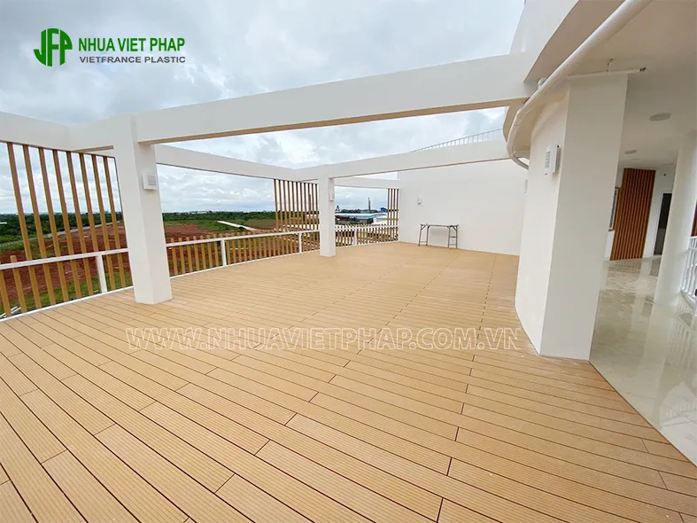 Thi công sàn nhựa giả gỗ composite cho sân thượng màu vàng gỗ