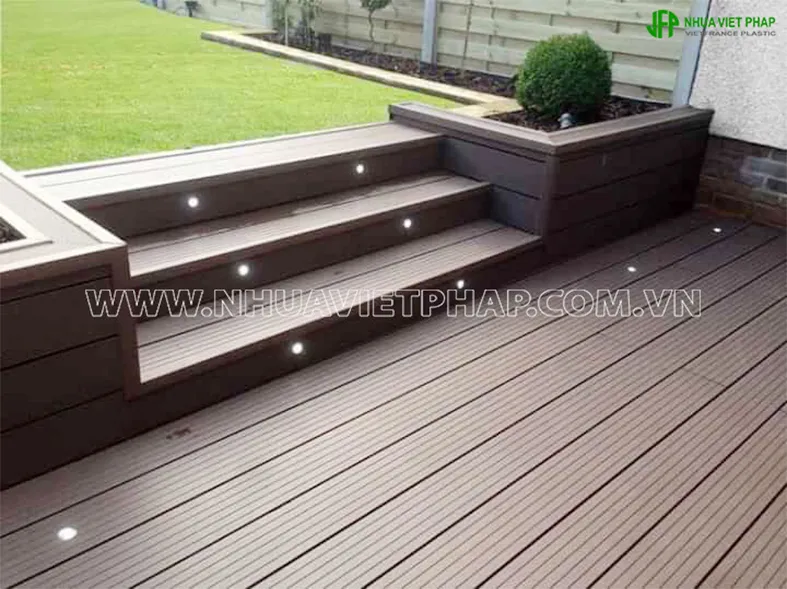 Thi công sàn nhựa giả gỗ composite kết hợp ốp bồn hoa ngoài trời