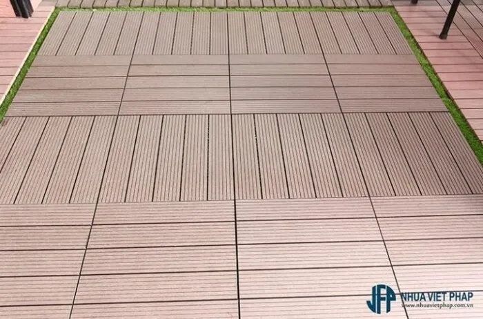 Mẫu sàn nhựa giả gỗ chống nước dạng vỉ (tile) dễ lắp đặt cho ban công, sân thượng.