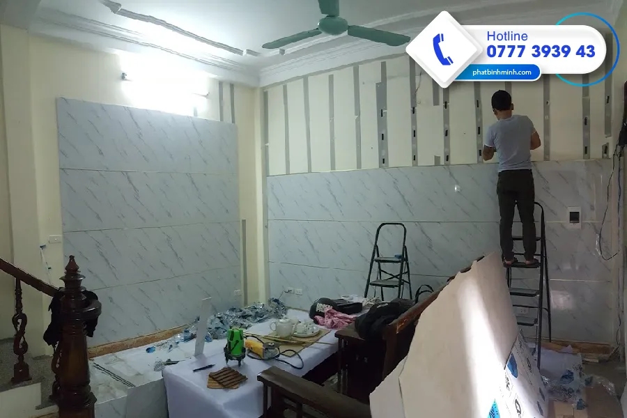 Cắt tấm nhựa giả đá theo kích thước thi công