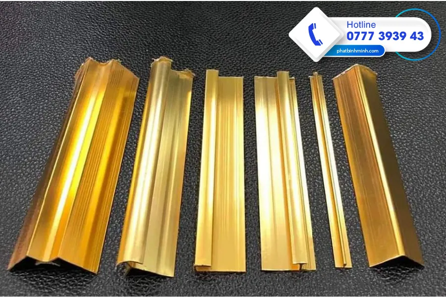 Nẹp trang trí đồng giúp hoàn thiện tấm ốp tường giả đá
