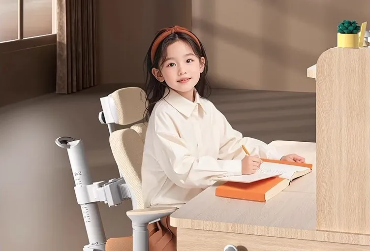 Trẻ hào hứng ngồi học tại bàn học phù hợp