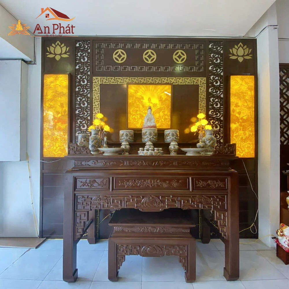 Vách ngăn phòng thờ họa tiết hoa sen mang ý nghĩa thanh tịnh và bình an