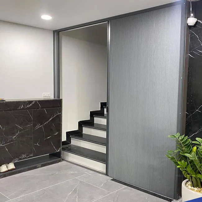 Vách ngăn tổ ong màu be lắp đặt tại khu vực cầu thang giúp cách nhiệt